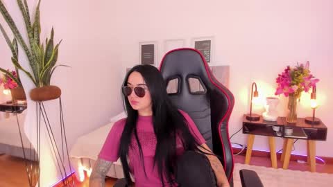 Emmy Evans  online show from 02.22.25