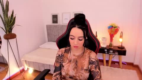 Emmy Evans  online show from 03.07.25