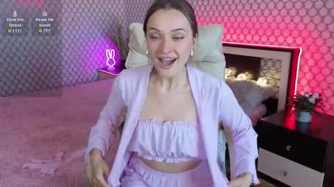 Snapshot of emmyskyy chatting on 09.26.25 Emma online show from 09.26.25