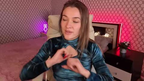 Snapshot of emmyskyy chatting on 10.17.25 Emma online show from 10.17.25