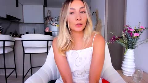 Snapshot of emyconneer chatting on 01.11.25 emyconneer online show from 01.11.25