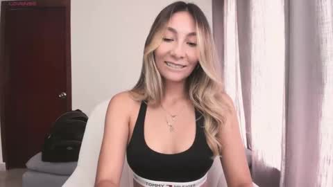 Snapshot of emyconneer chatting on 10.15.25 emyconneer online show from 10.15.25