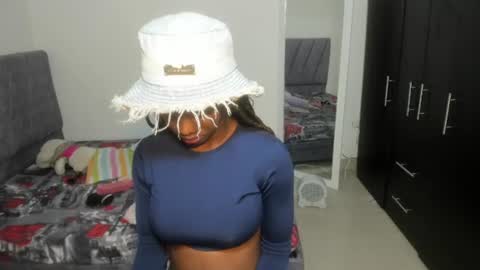 Snapshot of enyelsalas2 chatting on 11.06.25 Angela online show from 11.06.25