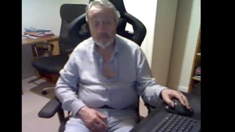 Snapshot of erasmus_d chatting on 02.11.25 erasmus_d online show from 02.11.25