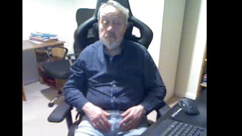 Snapshot of erasmus_d chatting on 03.02.25 erasmus_d online show from 03.02.25