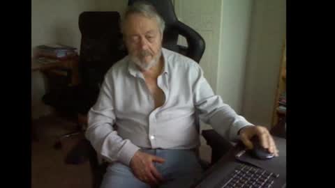 Snapshot of erasmus_d chatting on 10.14.25 erasmus_d online show from 10.14.25