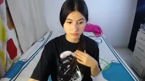 Snapshot of erosgirls_ chatting on 10.17.25 erosgirls_ online show from 10.17.25