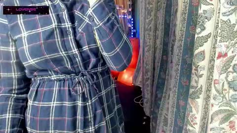 Snapshot of erotic_dessire chatting on 10.16.25 Eve online show from 10.16.25