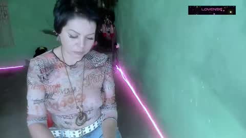 Snapshot of erotic_dessire chatting on 11.27.25 Eve online show from 11.27.25