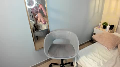 Escarlet online show from 02.25.25