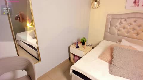 Snapshot of escarleth__ chatting on 11.19.25 Escarlet online show from 11.19.25