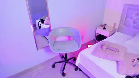 Snapshot of escarleth__ chatting on 11.21.25 Escarlet online show from 11.21.25