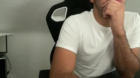 Snapshot of eskp chatting on 10.13.25 eskp online show from 10.13.25