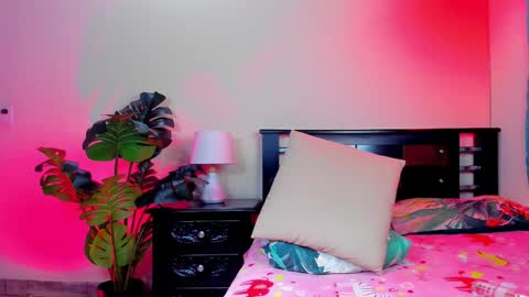 Snapshot of esmeralda_h chatting on 01.19.25 K E Y R A independent model online show from 01.19.25