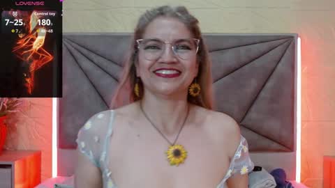 Esmeralda .INDEPENDENT MODEL online Monday to Saturday 3 pm Chicago online show from 05.23.26
