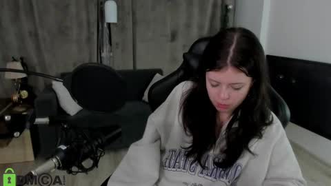 Snapshot of este_ria chatting on 12.16.24 esteria online show from 12.16.24