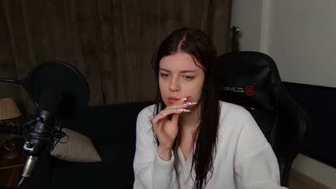 Snapshot of este_ria chatting on 01.11.25 esteria online show from 01.11.25