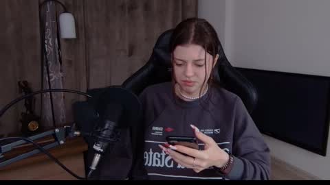 Snapshot of este_ria chatting on 01.19.25 esteria online show from 01.19.25