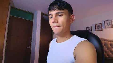 Snapshot of estebanperez_ chatting on 10.22.25 Esteban online show from 10.22.25