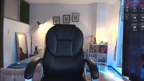 Snapshot of estebanperez_ chatting on 10.27.25 Esteban online show from 10.27.25