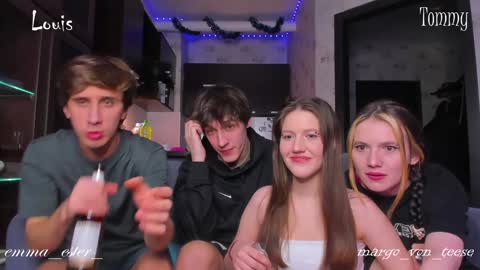 Snapshot of esthetics_boys chatting on 01.28.25 LOUIS online show from 01.28.25