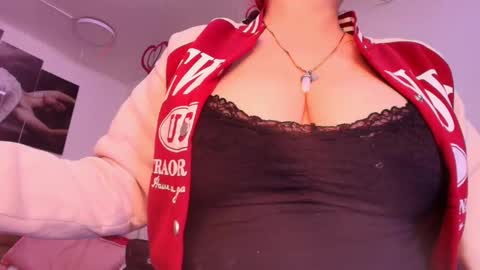 Snapshot of estrella_hanks_ chatting on 03.08.25 Estrella online show from 03.08.25