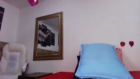 Snapshot of estrella_hanks_ chatting on 03.10.25 Estrella online show from 03.10.25