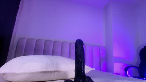 Snapshot of estrella_hanks_ chatting on 11.10.25 Estrella online show from 11.10.25