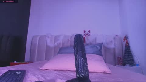 Snapshot of estrella_hanks_ chatting on 12.03.25 Estrella online show from 12.03.25