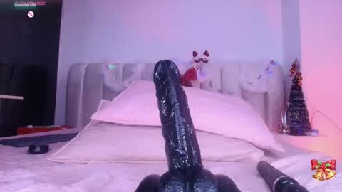 Snapshot of estrella_hanks_ chatting on 12.04.25 Estrella online show from 12.04.25