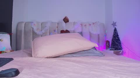 Snapshot of estrella_hanks_ chatting on 12.19.25 Estrella online show from 12.19.25