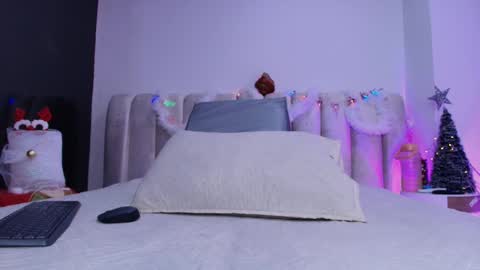 Snapshot of estrella_hanks_ chatting on 12.20.25 Estrella online show from 12.20.25