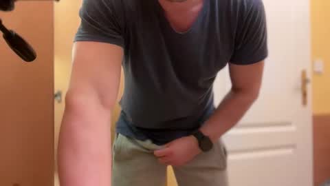 Snapshot of etat_on chatting on 11.15.25 Tom online show from 11.15.25