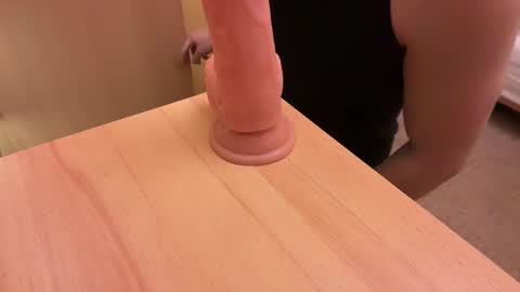 Snapshot of etat_on chatting on 12.16.25 Tom online show from 12.16.25