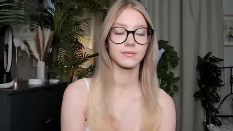 Snapshot of eternity_cuite chatting on 09.24.25 Natalie online show from 09.24.25