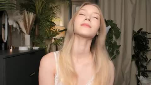 Snapshot of eternity_cuite chatting on 10.06.25 Natalie online show from 10.06.25