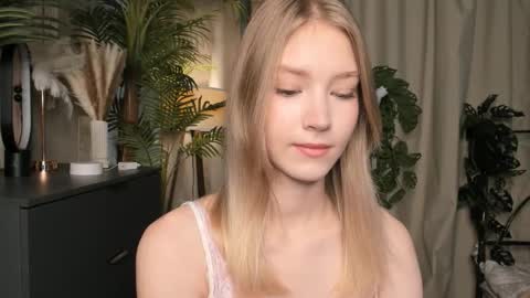 Snapshot of eternity_cuite chatting on 10.08.25 Natalie online show from 10.08.25