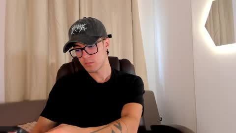 etham_wolf1 online show from 04.17.26