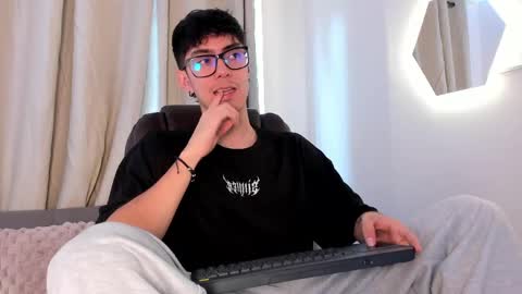 etham_wolf1 online show from 04.18.26