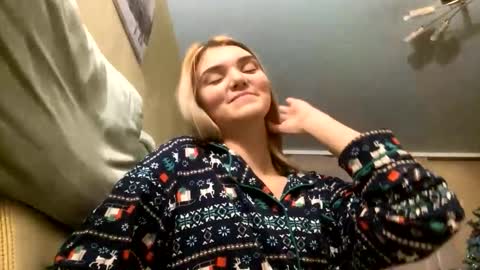 Snapshot of eulamcglamery chatting on 12.20.25 Viola online show from 12.20.25