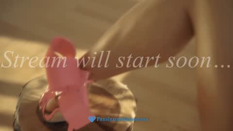 Snapshot of eva_fashionista chatting on 12.19.25 Eva online show from 12.19.25