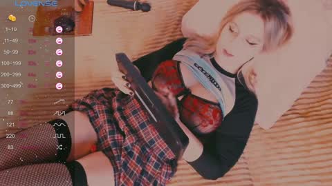 Snapshot of eva_gloss chatting on 12.10.24 Eva online show from 12.10.24