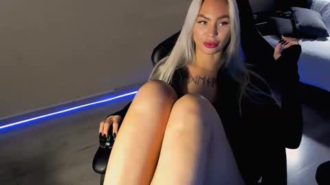 Snapshot of eva_re chatting on 11.04.25 Eva online show from 11.04.25