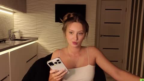 Snapshot of eva_shake chatting on 12.22.25 Eva online show from 12.22.25