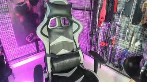 EVA INDEPENDENT MODEL online show from 10.26.25