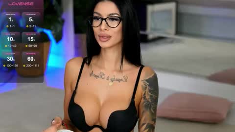 Snapshot of evaamanti chatting on 10.27.25 Eva online show from 10.27.25