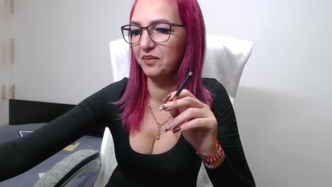 Snapshot of evadesireone chatting on 11.09.25 EvadesireONE online show from 11.09.25