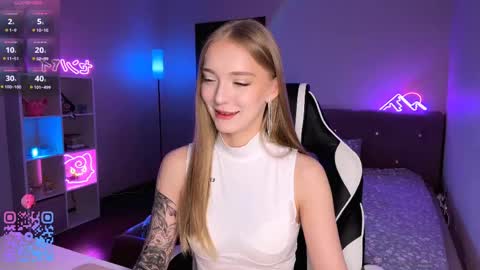 Snapshot of evamourr chatting on 05.17.26 Eva online show from 05.17.26