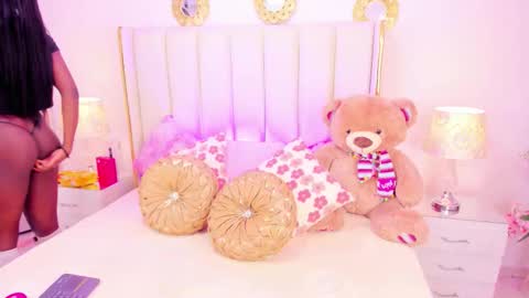 Snapshot of evangelin_ts chatting on 11.21.25 evangelin_ts online show from 11.21.25