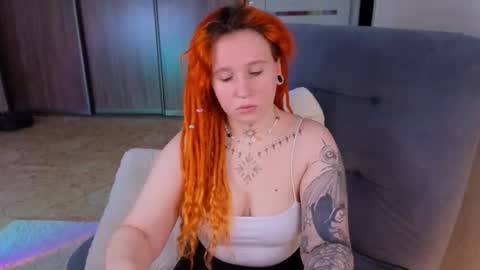 Snapshot of evaredmooon chatting on 10.10.25 Moon online show from 10.10.25